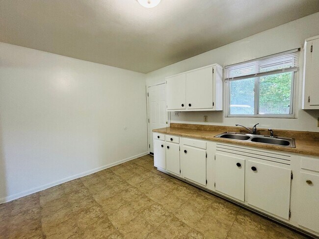 Building Photo - 2 Bedroom, 1 Bath Apartment