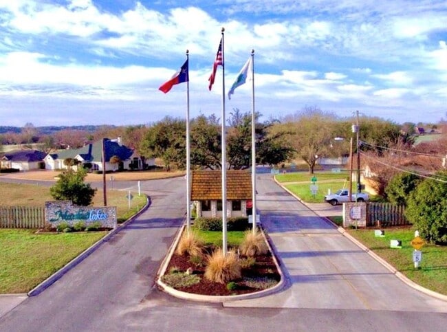 Building Photo - 318 Columbine St