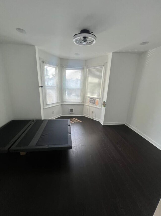 Building Photo - All Utilities INCLUDED - 6 Rooms for Rent - $450/mo -$800/mo