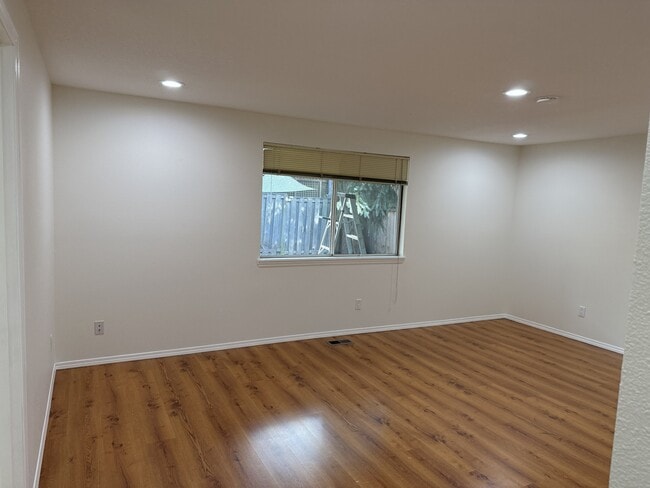 Building Photo - 13235 SW Barberry Dr