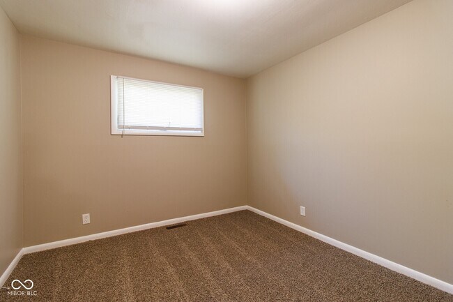 Building Photo - 432 Woodview Dr