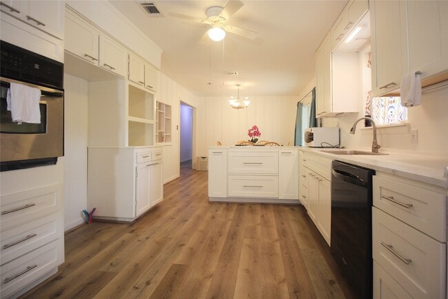 Building Photo - 9137 White Oak Dr