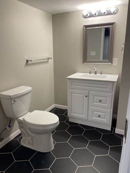 Building Photo - 7725 Bowen Ave