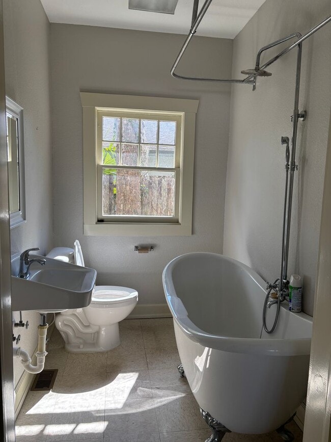 Building Photo - For Rent: Charming Mixed-Use Home – 1 Bedroom + Den