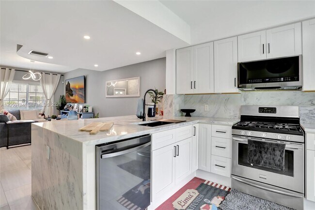 Building Photo - 7921 Sanibel Dr