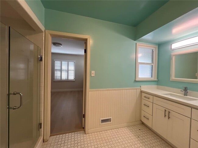 Building Photo - 1850 Wilson Ave