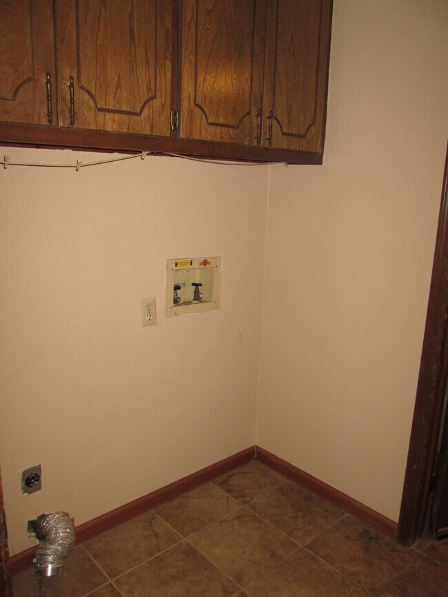 Building Photo - 233 Cindy Ave