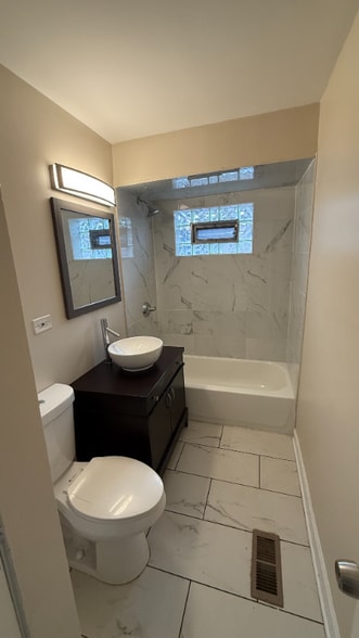 Building Photo - 9508 S Green St