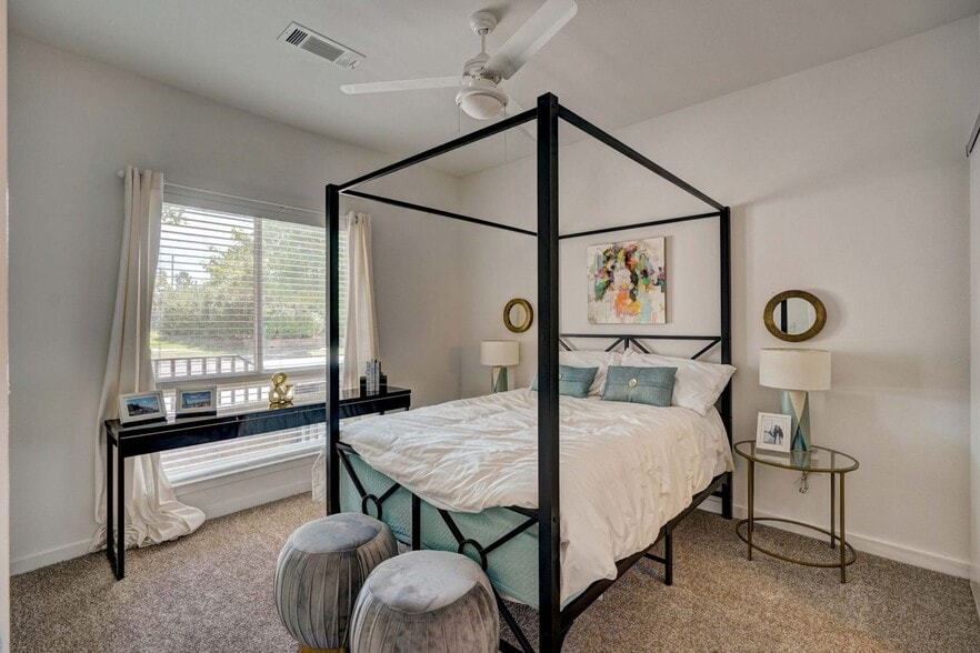Building Photo - Level Apartments