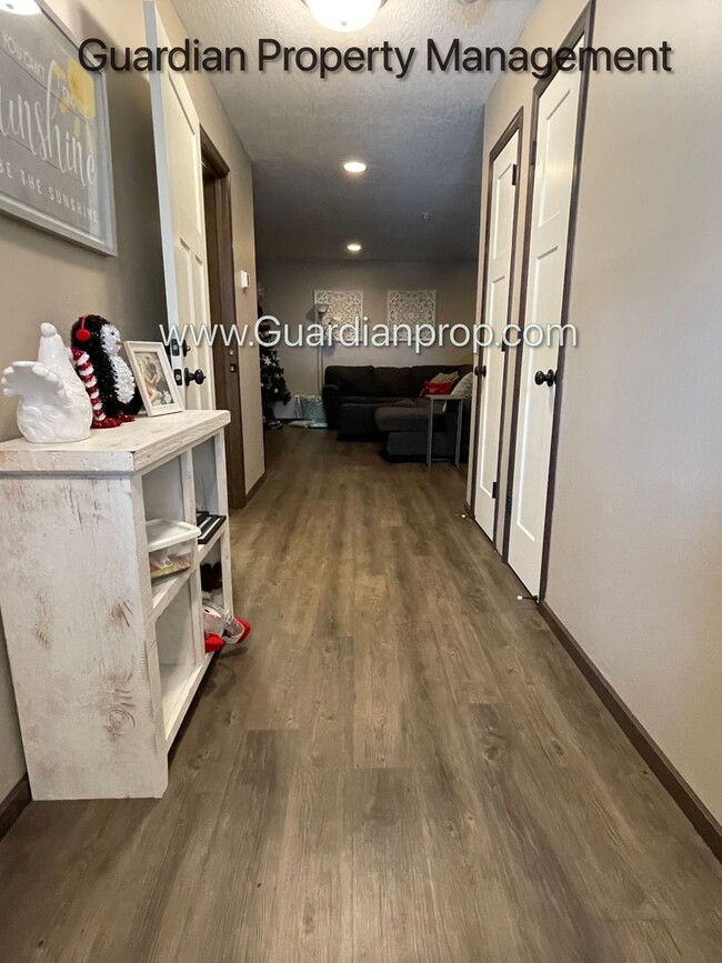 Building Photo - Lakeville 2 Bedroom Town Home, 2 Car Garag...