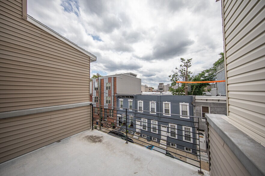 Master bedroom suite (3rd floor) - Patio - 2137 Sears St