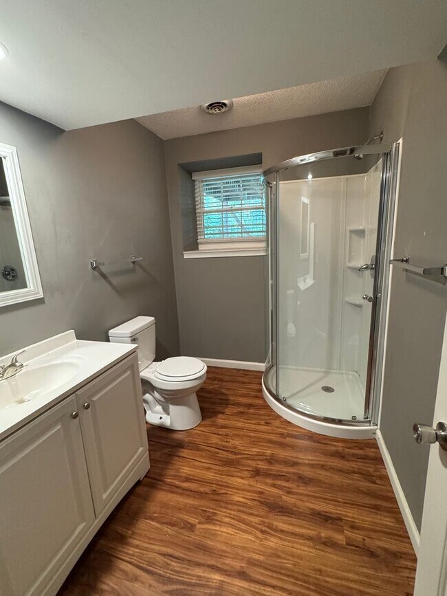 Building Photo - Spacious 3 bedroom 3 bath beautiful home w...