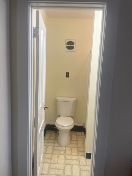 Building Photo - 86 Elm St