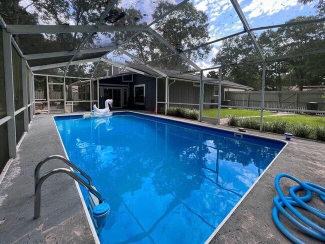Building Photo - 3BR/2BA POOL HOME in SW Gainesville - avai...