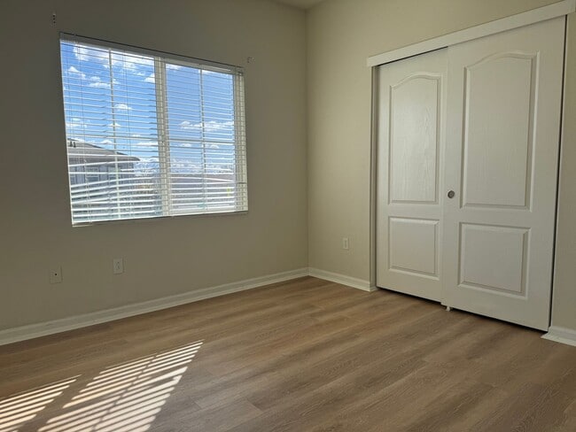 Building Photo - 5 bedroom home in W. Roseville. No carpet!