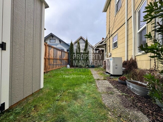 Building Photo - Charming Historic 3 Bedroom!