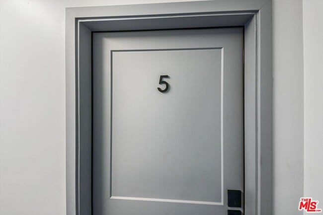 Building Photo - 819 E La Palma Dr