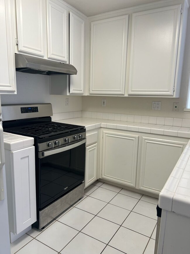 Building Photo - Wonderful 2 bedroom, 2 Bath Condo!  Single...