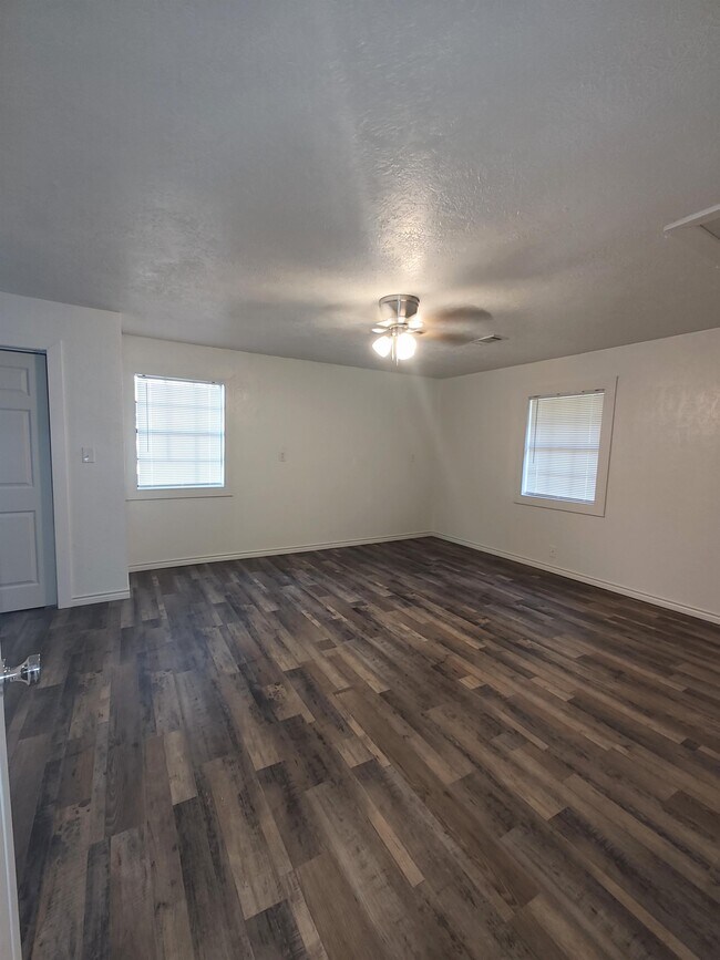 Building Photo - 105 Lumberton Dr