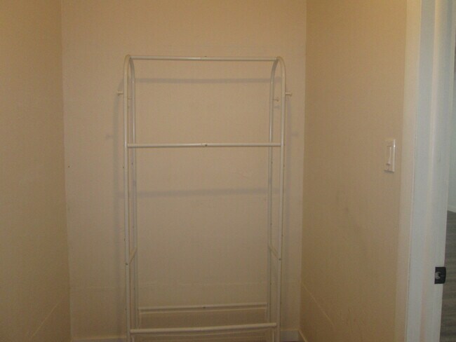 Building Photo - 800 Brook Dr