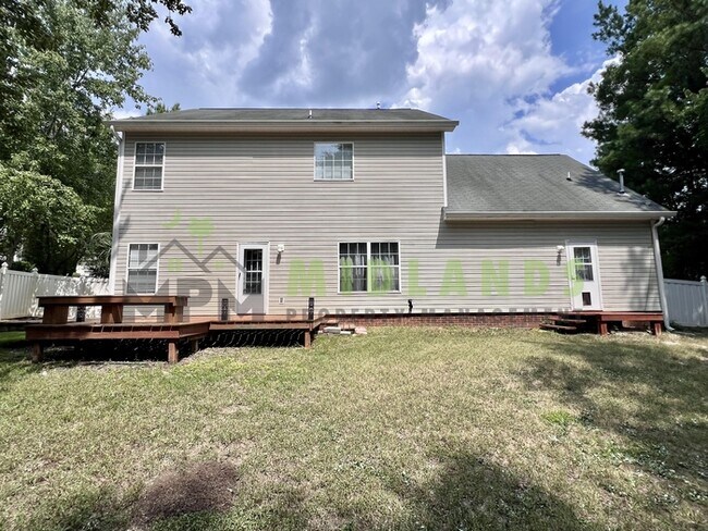 Building Photo - 523 Whitewater Dr