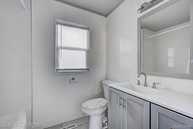 Building Photo - 10631 Saratoga St