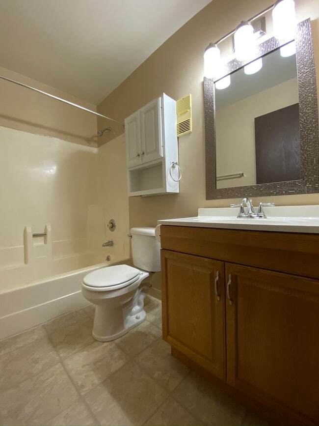 Building Photo - Check This Out! 3 BR Townhome with Washer & Dryer + Equipped Kitchen with Dishwasher! Call Today!