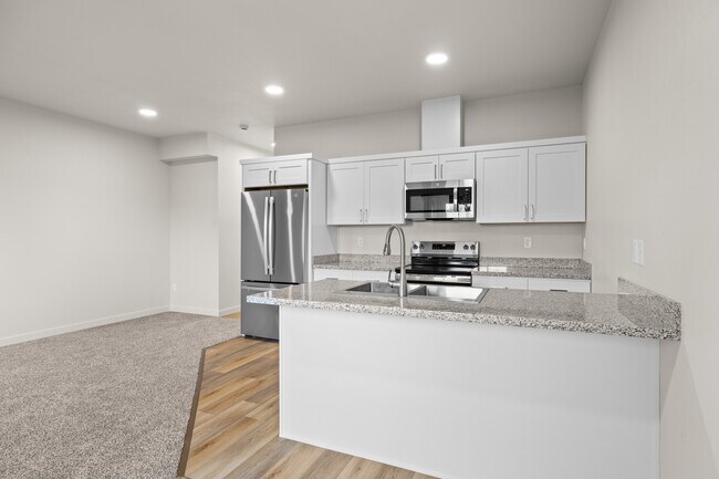 Building Photo - 2028 Sunset Dr