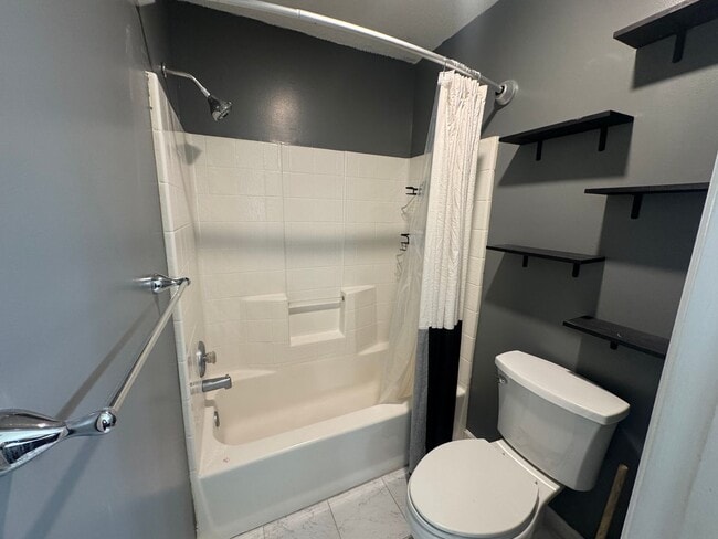 Building Photo - Condo Living in Newport News