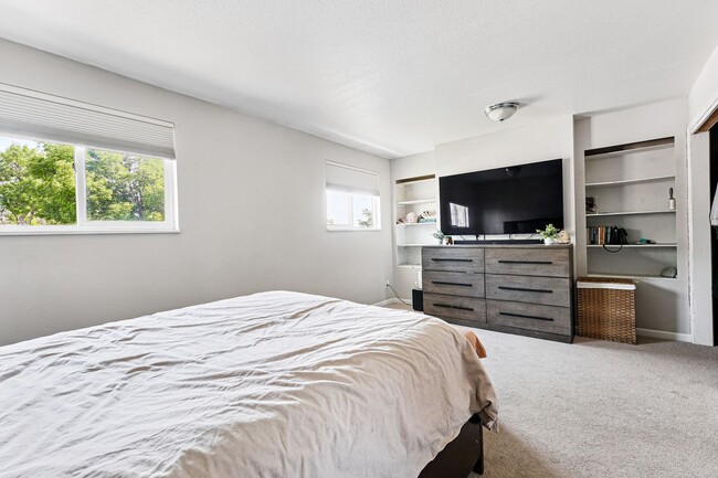Building Photo - Updated 4-Bedroom Home with Large Backyard...