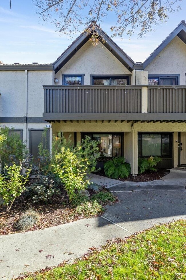 Building Photo - 646 S Ahwanee Terrace