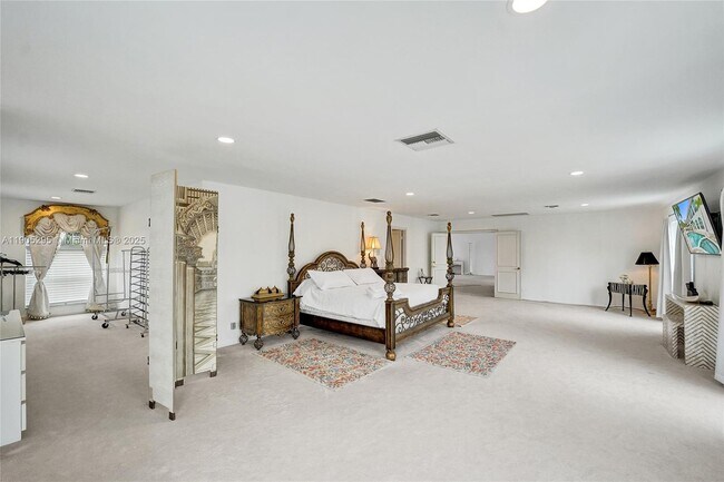 Building Photo - 2889 NE 35th St