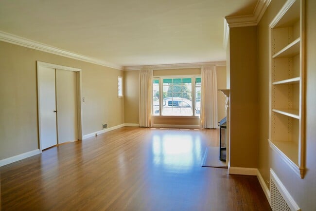 Building Photo - Charming & Spacious 3BR/2BA Lower-Level Home in Prime Baywood Location