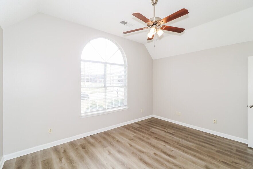 Building Photo - 995 Scofield Dr