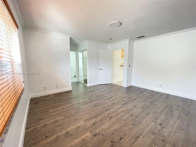 Building Photo - 211 E Riverbend Dr