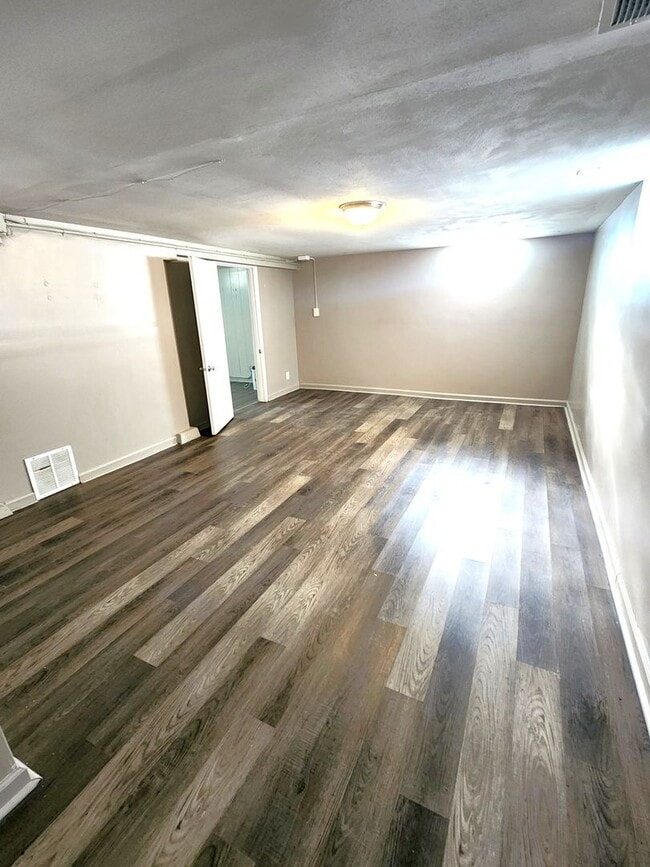 Building Photo - 653 S 69th St