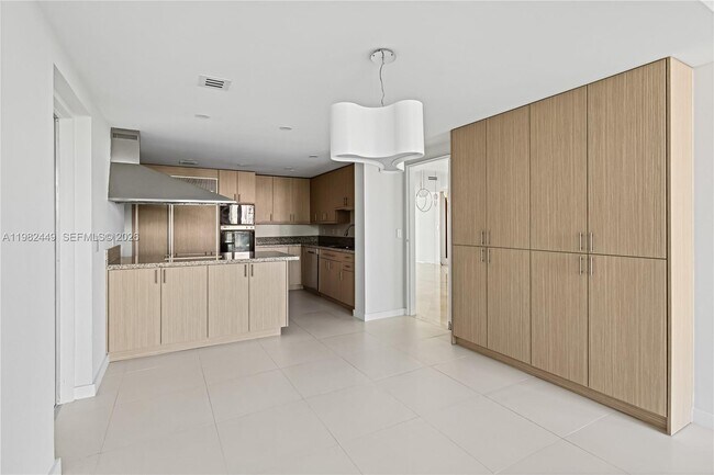 Building Photo - 1643 Brickell Ave