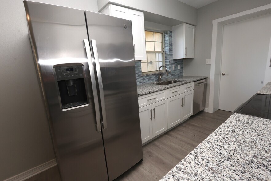 Building Photo - 110 N Palm Ave