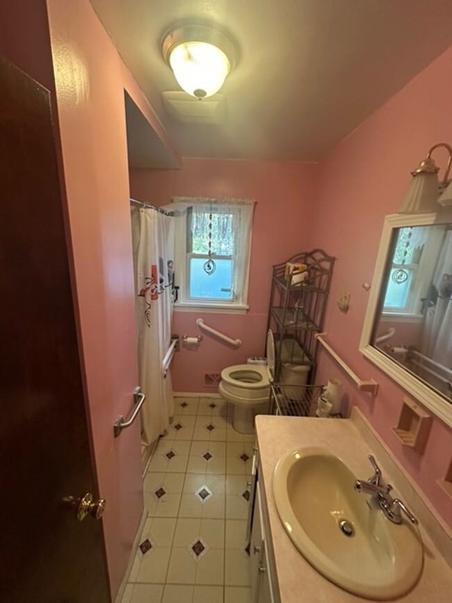 Building Photo - 254 Ernst St