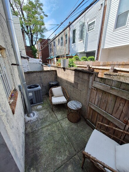 Building Photo - 1535 Emily St