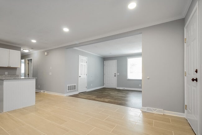 Building Photo - 409 Kenmore Dr