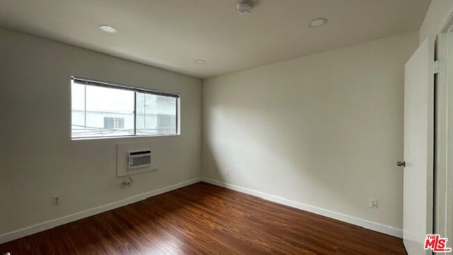 Building Photo - 4826 Rosewood Ave