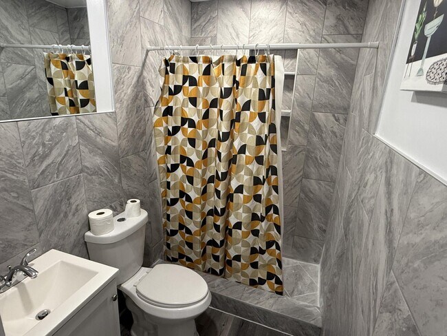 Building Photo - 131 E 27th St