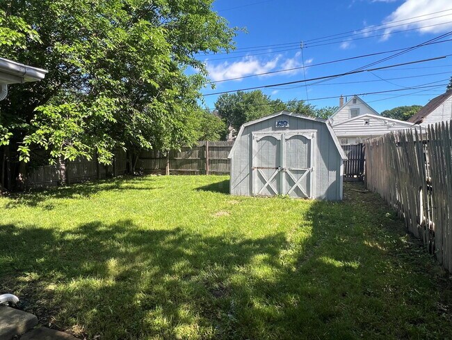Building Photo - 429 E Milton Ave