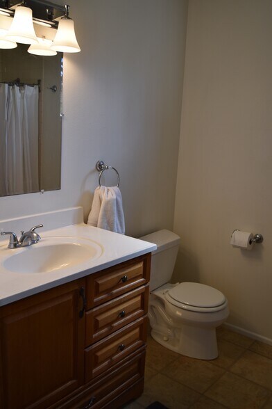 Full bathroom w/shower/bath - 2330 Malcolm Ave