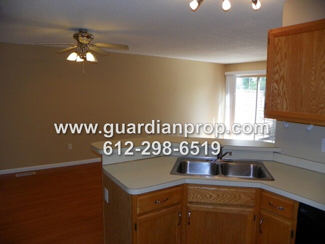 Building Photo - Townhouse Available June 1st, Open Floor P...