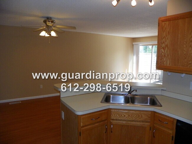 Building Photo - Townhouse Available June 1st, Open Floor Plan, Fireplace, Patio, Attached Garage