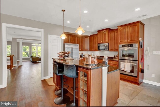 Building Photo - 2460 Eastbourne Dr