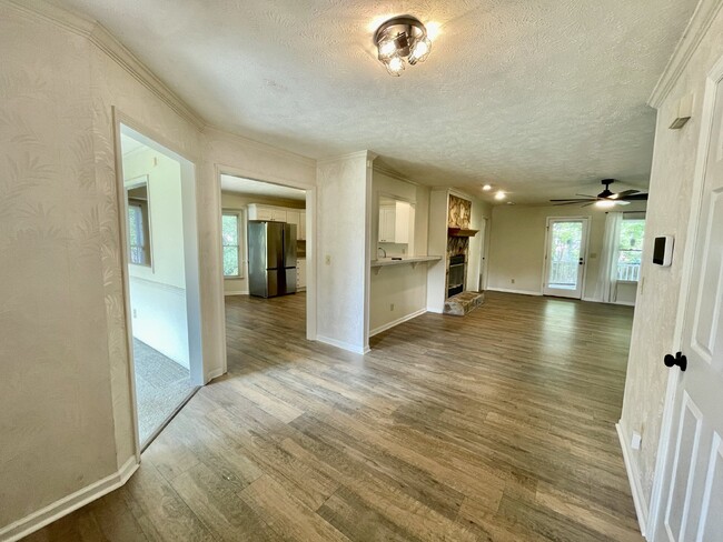 Building Photo - 3 Bed, 2 Bath Nest In Beaver Run