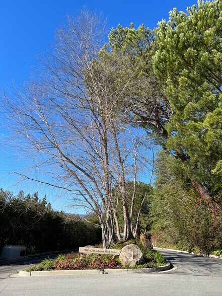 Building Photo - 1290 Sharon Park Dr